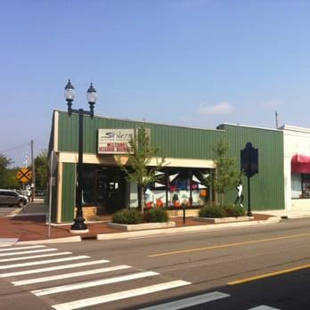 Striders Store -Exterior